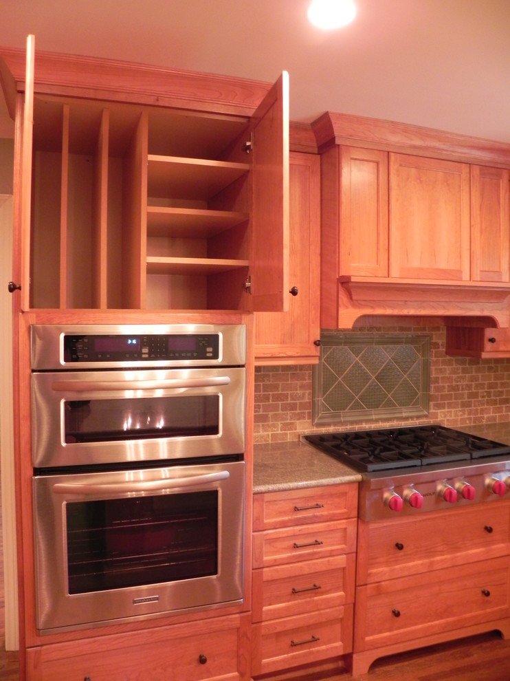Urige Wohnküche mit Schrankfronten im Shaker-Stil, hellen Holzschränken, Granit-Arbeitsplatte, braunem Holzboden und Kücheninsel in Charlotte