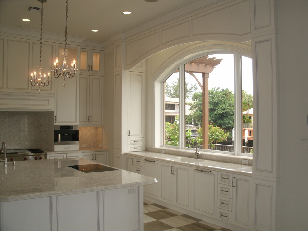 Idéer för ett stort klassiskt u-kök, med en undermonterad diskho, luckor med infälld panel, vita skåp, en köksö, granitbänkskiva, beige stänkskydd, stänkskydd i mosaik, vinylgolv, flerfärgat golv och integrerade vitvaror