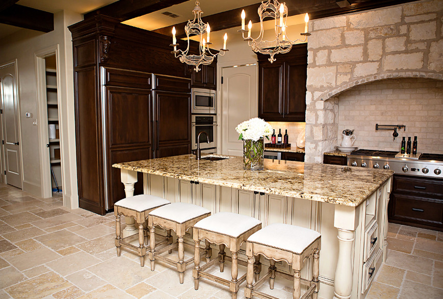 Bild på ett rustikt kök och matrum, med en undermonterad diskho, släta luckor, skåp i mörkt trä, granitbänkskiva, beige stänkskydd, stänkskydd i stenkakel, klinkergolv i keramik och en köksö