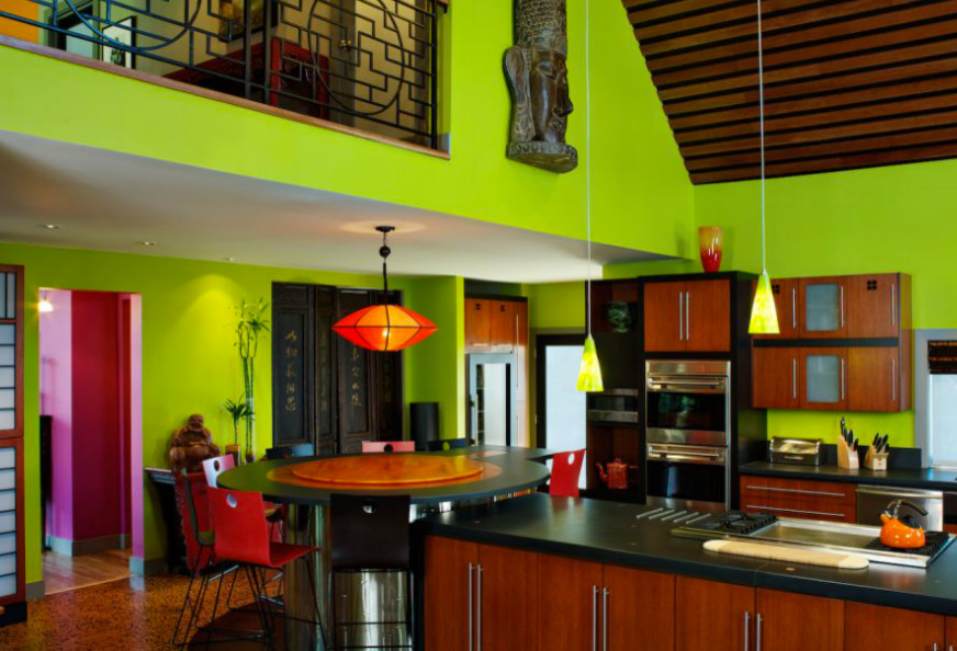 Foto på ett mellanstort orientaliskt linjärt kök och matrum, med släta luckor, skåp i mellenmörkt trä, bänkskiva i koppar, grönt stänkskydd, rostfria vitvaror, klinkergolv i keramik, en köksö och brunt golv