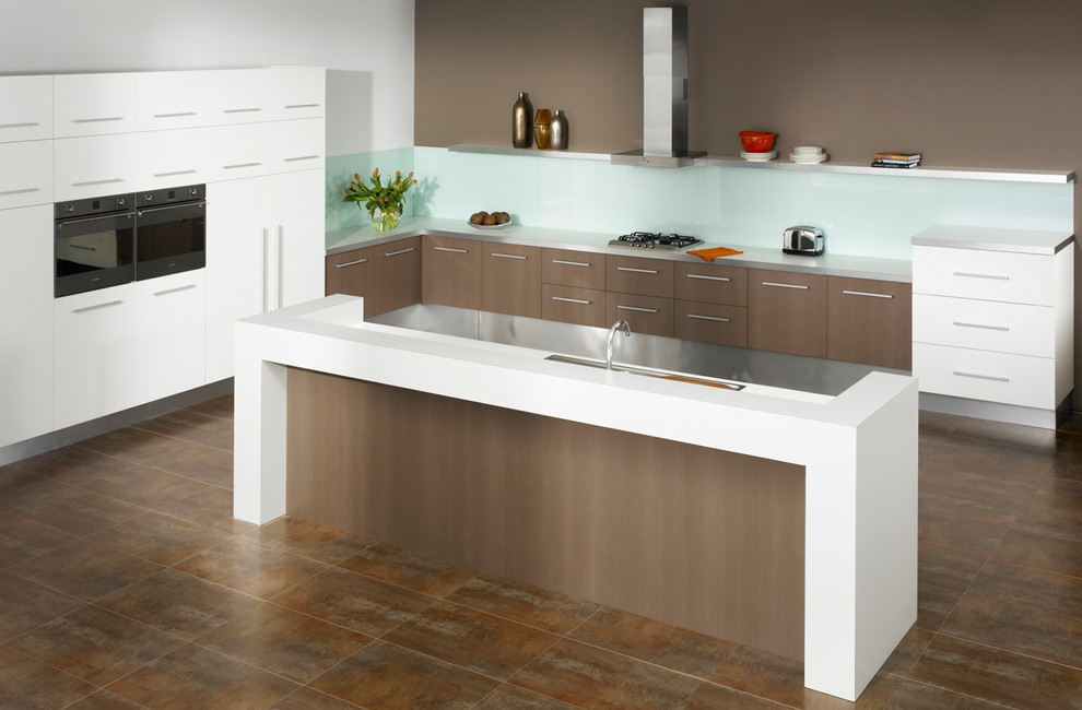 Immagine di un cucina con isola centrale minimalista con ante lisce, ante marroni, paraspruzzi bianco, elettrodomestici in acciaio inossidabile e pavimento con piastrelle in ceramica