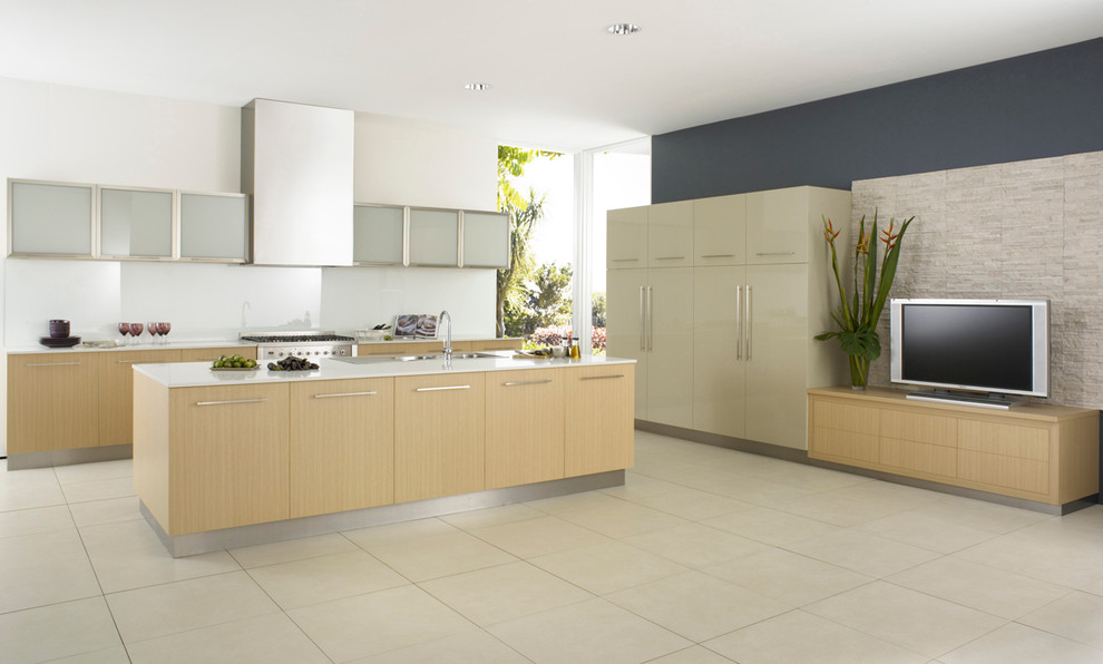 Moderne Küche mit flächenbündigen Schrankfronten, braunen Schränken, Küchenrückwand in Weiß, Küchengeräten aus Edelstahl und Kücheninsel in Central Coast