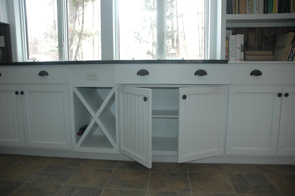 Exemple d'une cuisine ouverte linéaire nature de taille moyenne avec un placard à porte shaker, des portes de placard blanches, un plan de travail en surface solide et un sol en carrelage de céramique.
