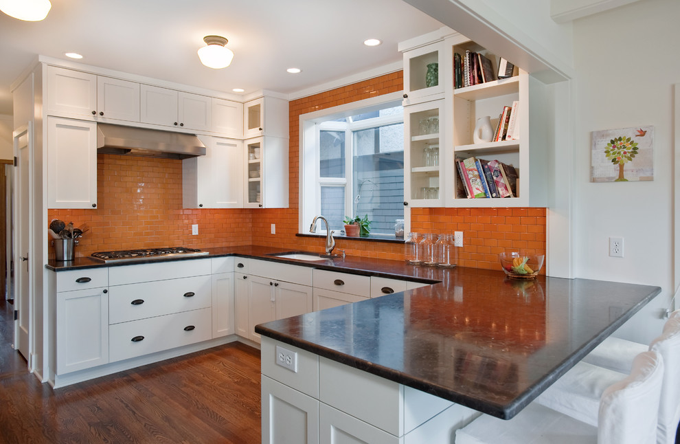 シアトルにあるコンテンポラリースタイルのおしゃれなキッチン (シェーカースタイル扉のキャビネット、白いキャビネット、オレンジのキッチンパネル、サブウェイタイルのキッチンパネル、シングルシンク、出窓) の写真