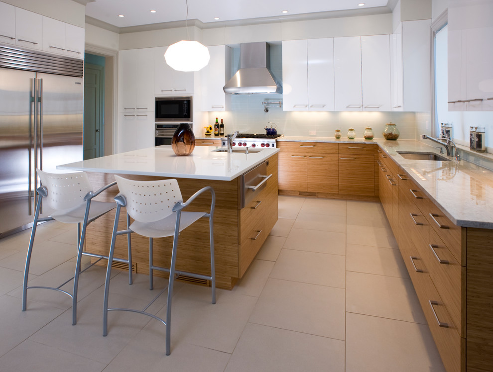 Moderne Küche in U-Form mit flächenbündigen Schrankfronten, weißen Schränken und Küchengeräten aus Edelstahl in New York