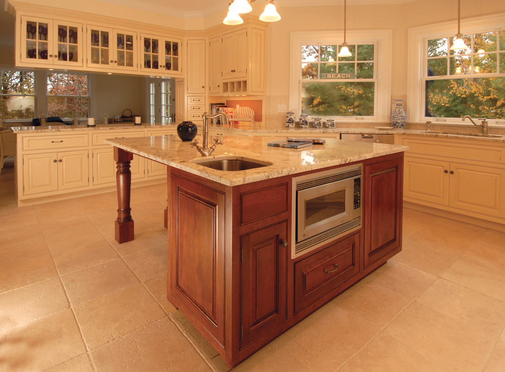 Exempel på ett avskilt, mellanstort klassiskt u-kök, med en undermonterad diskho, luckor med upphöjd panel, vita skåp, granitbänkskiva, beige stänkskydd, stänkskydd i mosaik, rostfria vitvaror, travertin golv, en köksö och beiget golv