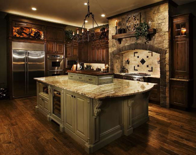 Klassisk inredning av ett stort l-kök, med luckor med upphöjd panel, skåp i mörkt trä, granitbänkskiva, stänkskydd i keramik, rostfria vitvaror, mörkt trägolv och en köksö