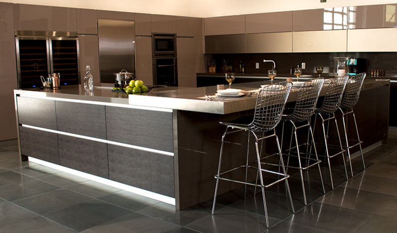 Foto di una grande cucina minimalista con lavello sottopiano, ante lisce, top in quarzo composito, elettrodomestici in acciaio inossidabile e pavimento in gres porcellanato