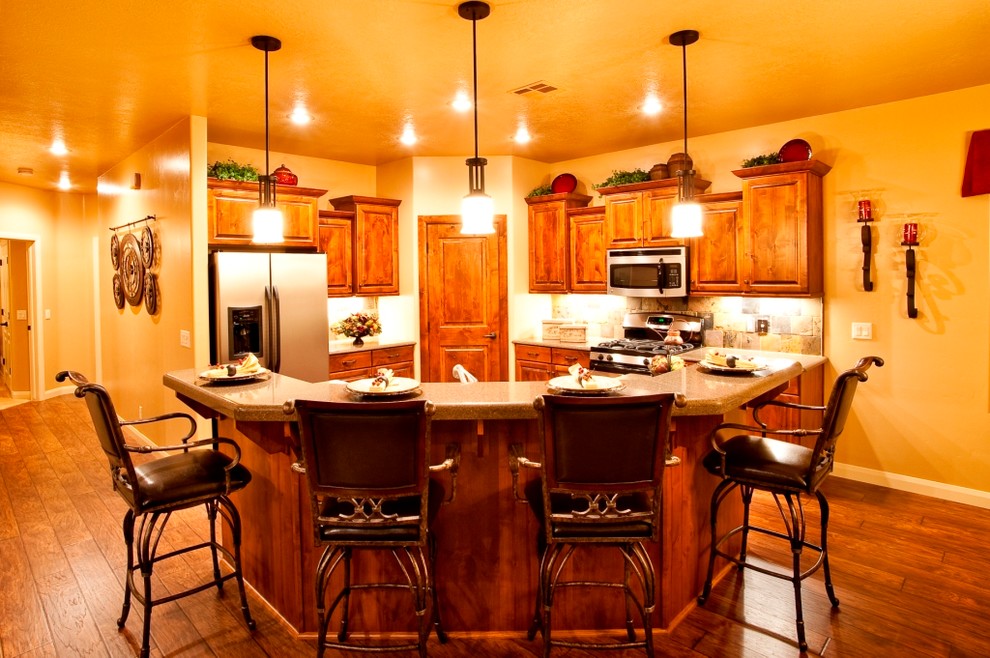 Foto på ett stort vintage kök, med luckor med upphöjd panel, skåp i mellenmörkt trä, bänkskiva i kvarts, beige stänkskydd, stänkskydd i cementkakel, rostfria vitvaror, mellanmörkt trägolv och en köksö