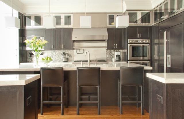 Exempel på ett stort modernt linjärt kök och matrum, med en undermonterad diskho, luckor med profilerade fronter, bruna skåp, bänkskiva i kvartsit, grått stänkskydd, stänkskydd i mosaik, ljust trägolv och en köksö