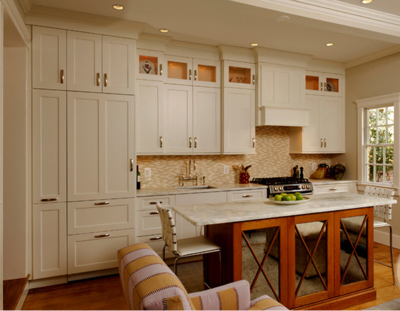 Exempel på ett litet klassiskt kök, med en undermonterad diskho, skåp i shakerstil, vita skåp, marmorbänkskiva, flerfärgad stänkskydd, stänkskydd i stenkakel, integrerade vitvaror, mellanmörkt trägolv och en köksö