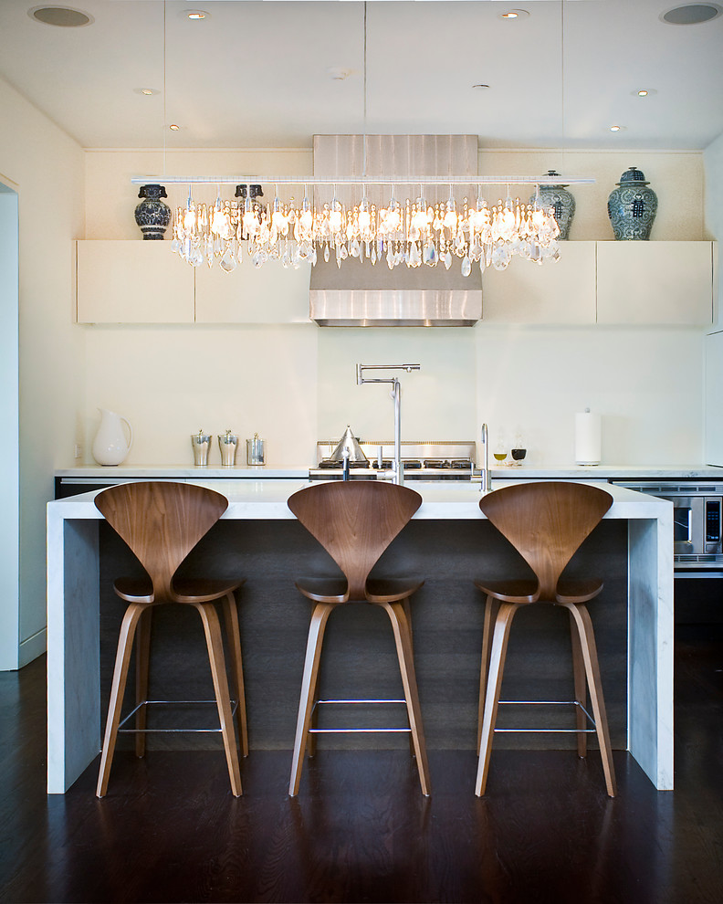 Moderne Küche mit weißen Schränken, flächenbündigen Schrankfronten und Küchengeräten aus Edelstahl in San Francisco