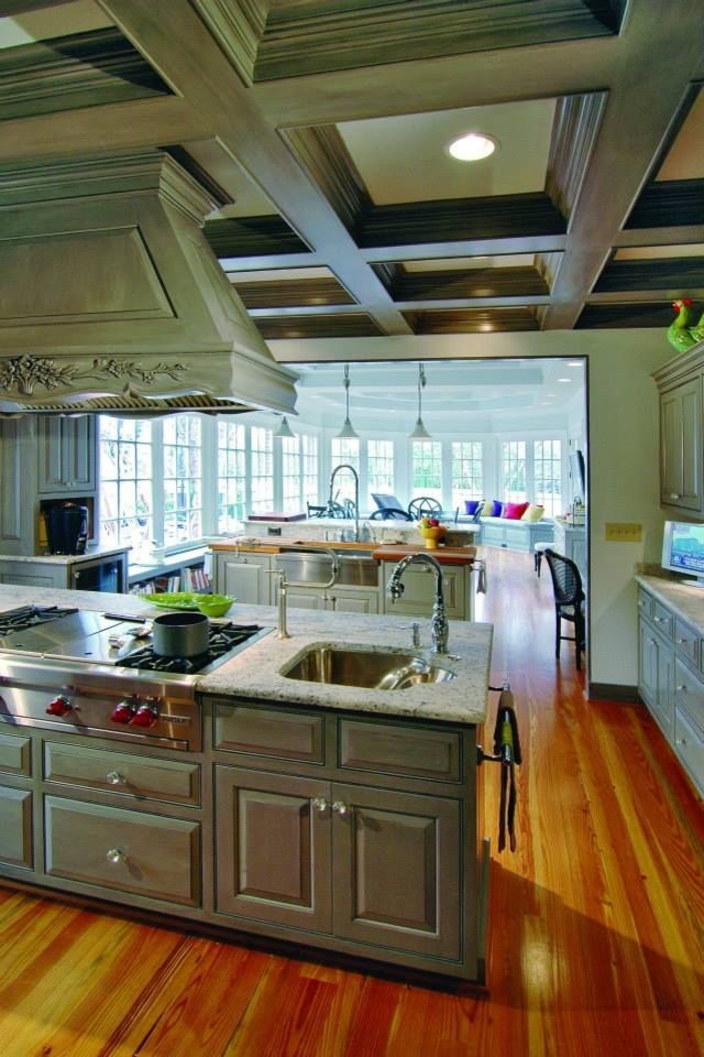 Bild på ett stort vintage kök, med en rustik diskho, luckor med profilerade fronter, gröna skåp, granitbänkskiva, rostfria vitvaror, mellanmörkt trägolv och flera köksöar
