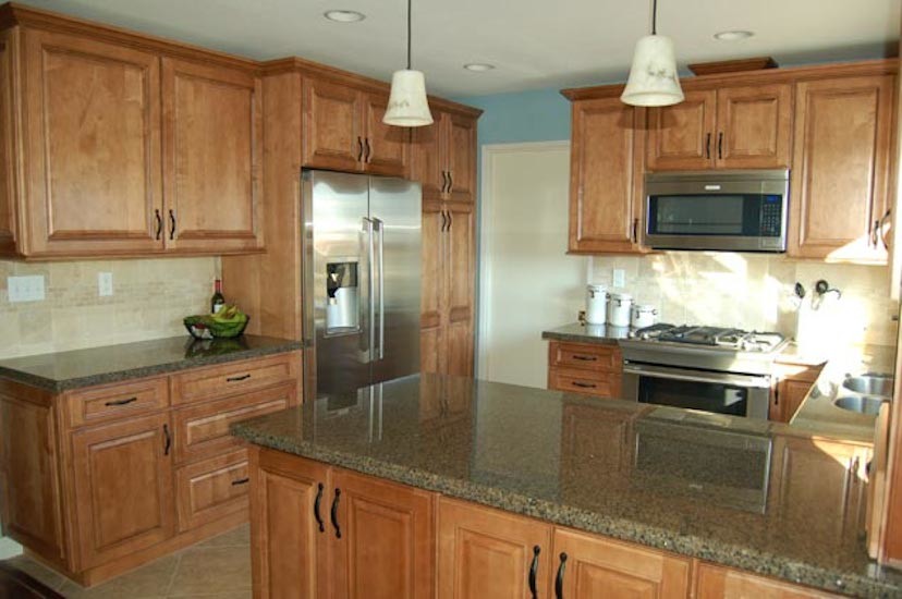 Exempel på ett mellanstort kök, med skåp i ljust trä, granitbänkskiva, rostfria vitvaror och en halv köksö