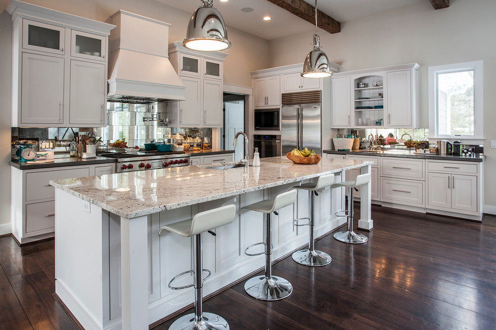 Foto di una cucina tradizionale con ante in stile shaker, ante bianche, paraspruzzi a effetto metallico, elettrodomestici in acciaio inossidabile e parquet scuro