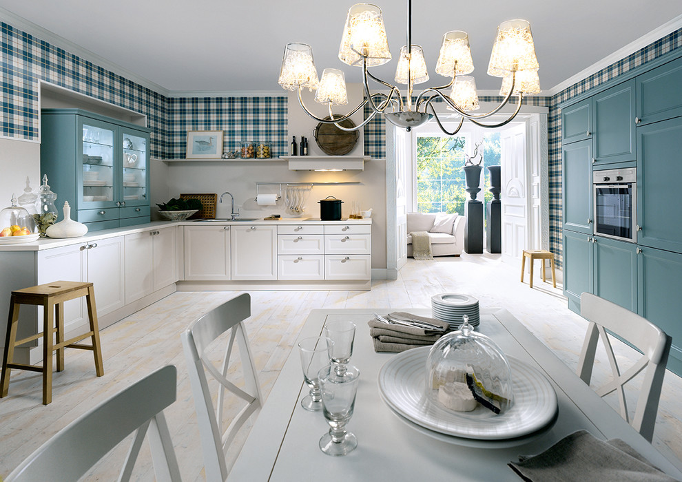 Immagine di una grande cucina abitabile classica con parquet chiaro