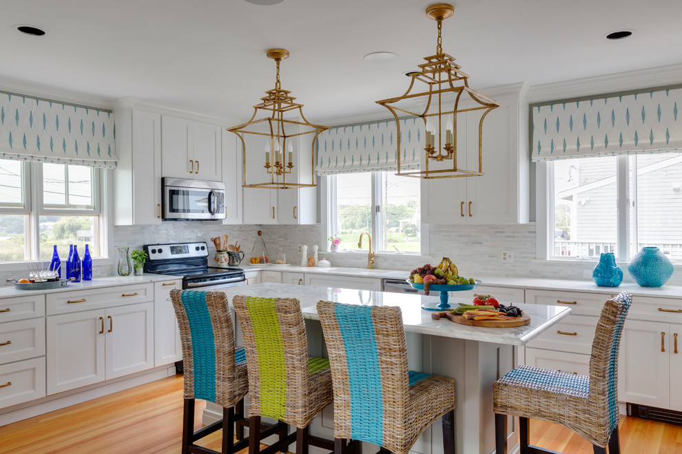 Klassische Küche mit Schrankfronten mit vertiefter Füllung, weißen Schränken, Küchenrückwand in Grau, Rückwand aus Stäbchenfliesen, braunem Holzboden und Kücheninsel in Boston