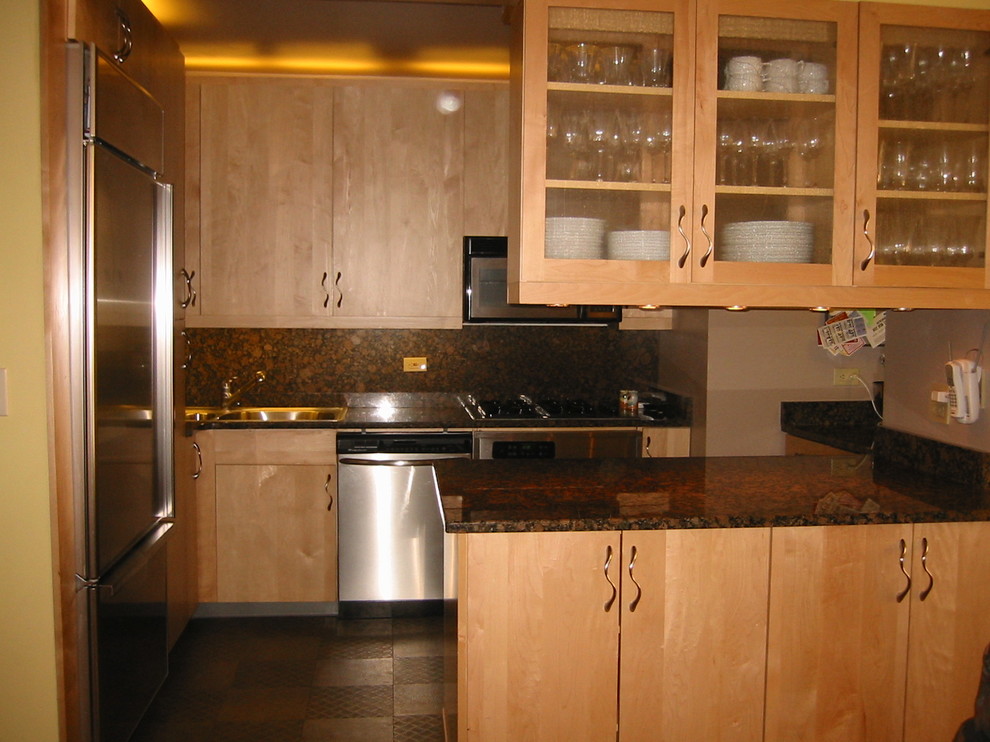 Modern inredning av ett litet kök, med en dubbel diskho, släta luckor, skåp i ljust trä, granitbänkskiva, brunt stänkskydd, rostfria vitvaror, linoleumgolv och en halv köksö