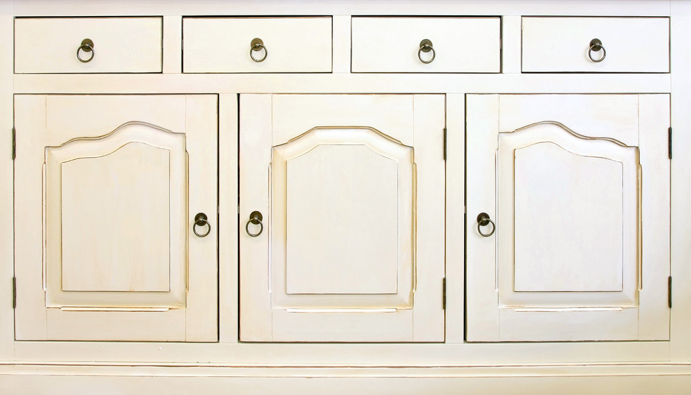 Ejemplo de cocina clásica con puertas de armario blancas y armarios con paneles con relieve
