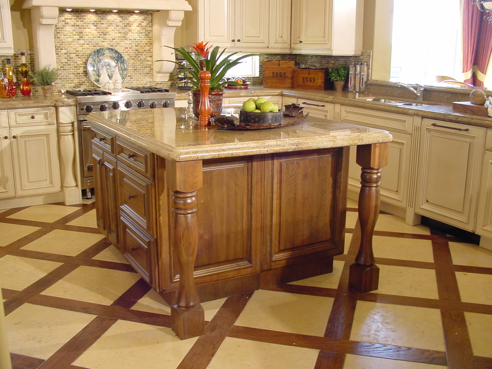 Inspiration for a traditional kitchen in Tampa.