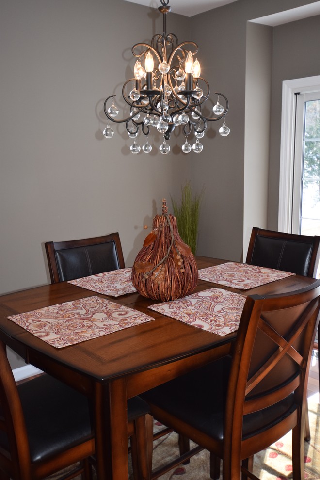 Idée de décoration pour une salle à manger ouverte sur le salon tradition avec un sol en bois brun.