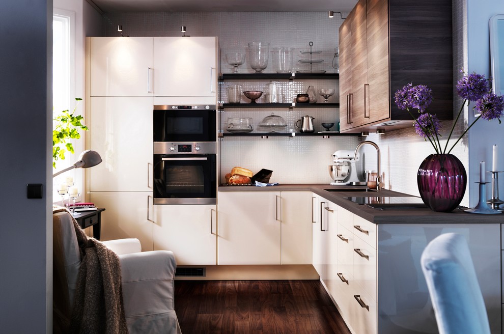 Modelo de cocina contemporánea con armarios con paneles lisos y puertas de armario beige