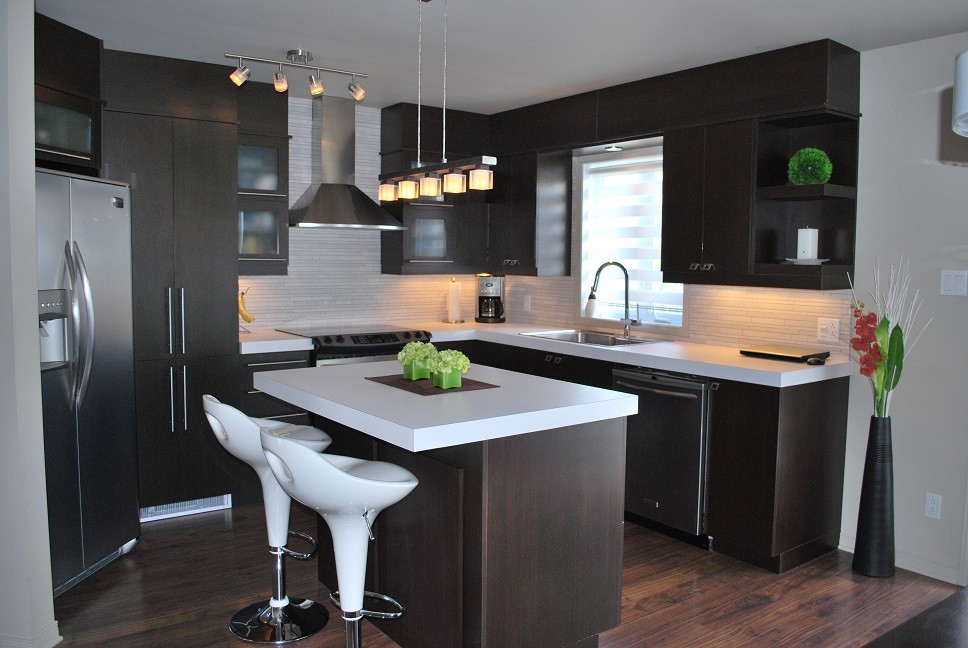 Inspiration for a contemporary kitchen in Montreal.