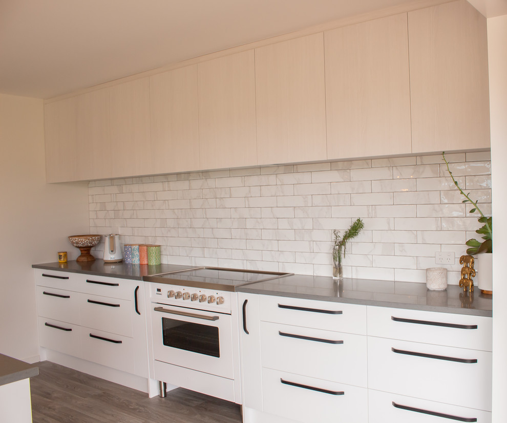 Einzeilige, Mittelgroße Moderne Wohnküche mit Granit-Arbeitsplatte und Kücheninsel in Christchurch