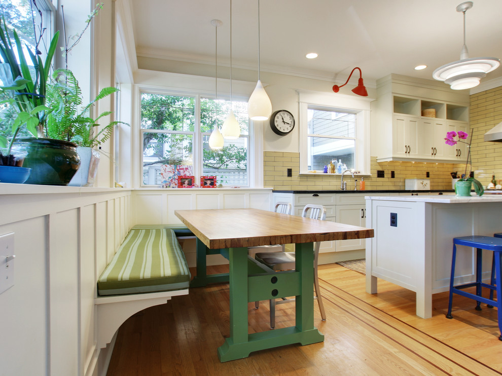 シアトルにあるトラディショナルスタイルのおしゃれなキッチン (サブウェイタイルのキッチンパネル、シェーカースタイル扉のキャビネット、白いキャビネット、黄色いキッチンパネル) の写真