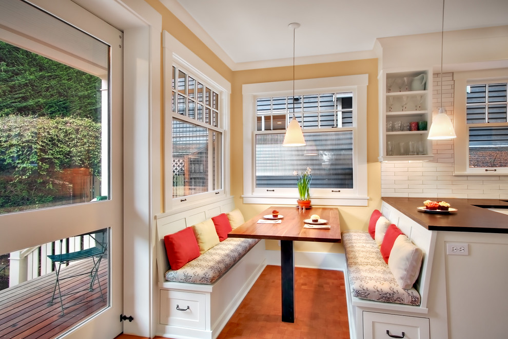 Klassische Wohnküche mit Schrankfronten im Shaker-Stil, weißen Schränken, Küchenrückwand in Weiß und Rückwand aus Metrofliesen in Seattle