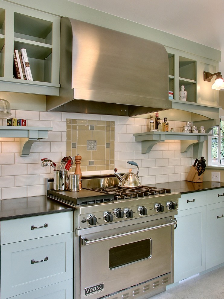 Klassische Küche mit Schrankfronten mit vertiefter Füllung, blauen Schränken, bunter Rückwand, Rückwand aus Metrofliesen und Küchengeräten aus Edelstahl in Seattle