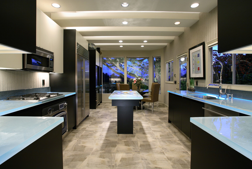 サンフランシスコにあるトラディショナルスタイルのおしゃれなキッチン (ガラスカウンター、青いキッチンカウンター) の写真
