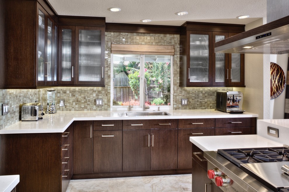 Modern inredning av ett stort kök, med en undermonterad diskho, luckor med glaspanel, skåp i mörkt trä, marmorbänkskiva, flerfärgad stänkskydd, stänkskydd i cementkakel, rostfria vitvaror och marmorgolv