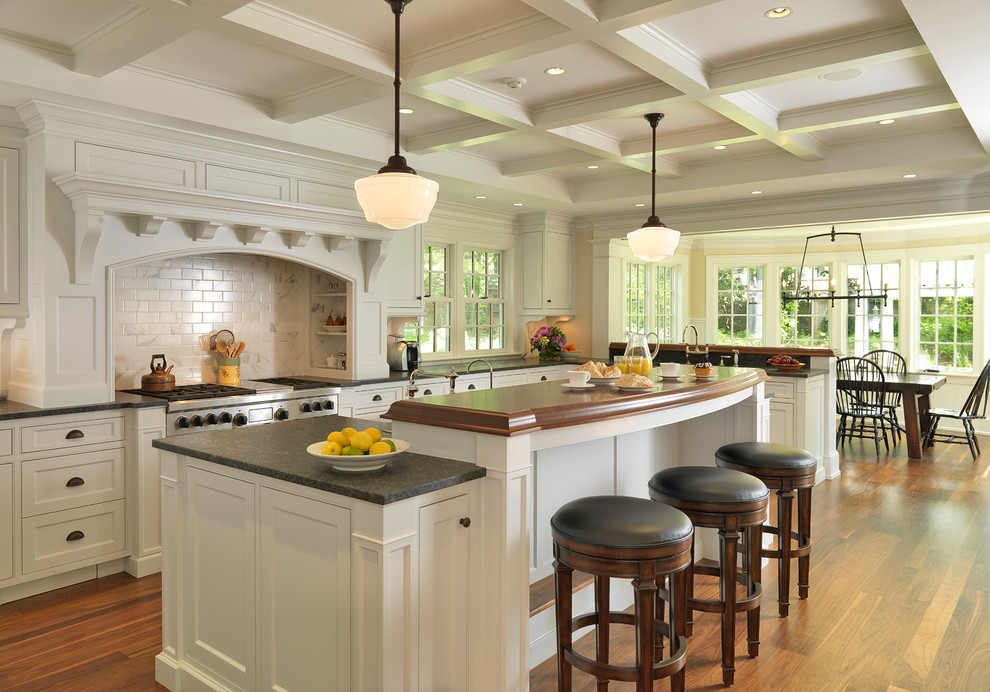Стильный дизайн: кухня в классическом стиле с фартуком из плитки кабанчик, деревянной столешницей и барной стойкой - последний тренд
