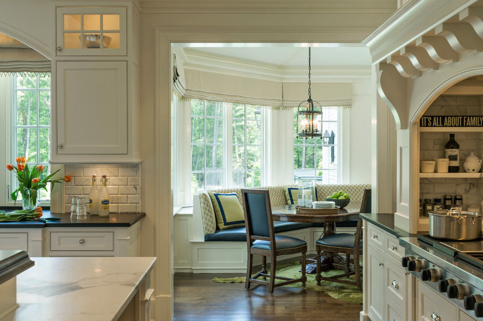 Ejemplo de cocina clásica renovada con armarios con paneles empotrados, puertas de armario blancas, salpicadero blanco y electrodomésticos de acero inoxidable