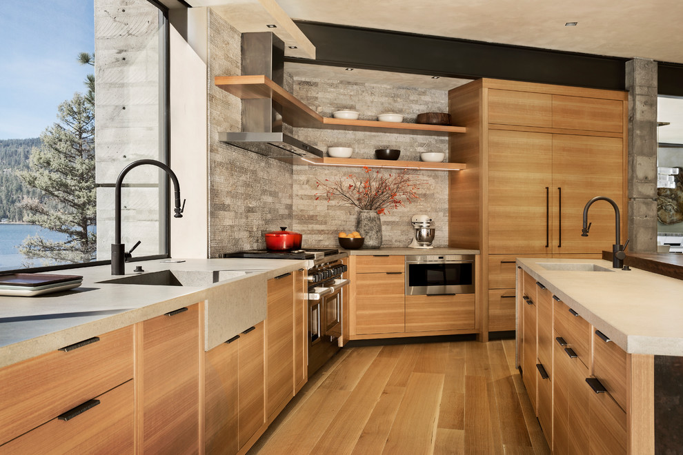 Idéer för ett avskilt, stort modernt u-kök, med släta luckor, bänkskiva i betong, grått stänkskydd, integrerade vitvaror, en köksö, en rustik diskho, skåp i ljust trä, stänkskydd i cementkakel, ljust trägolv och beiget golv