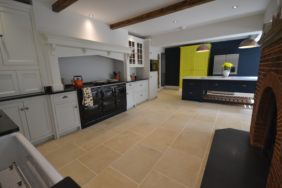 Offene, Große Moderne Küche mit Unterbauwaschbecken, Küchenrückwand in Grau und Kücheninsel in Sussex