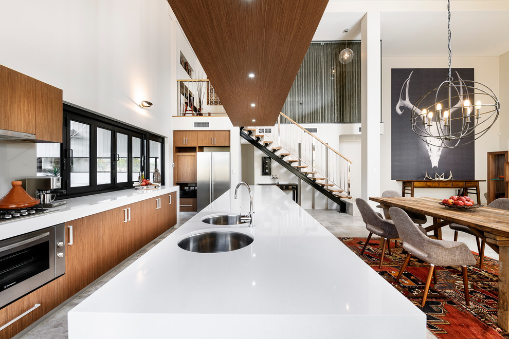 Moderne Wohnküche mit Unterbauwaschbecken, hellbraunen Holzschränken, Küchengeräten aus Edelstahl und Kücheninsel in Perth