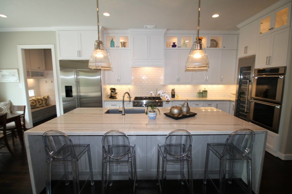Bild på ett stort funkis flerfärgad flerfärgat kök, med en köksö, en undermonterad diskho, vita skåp, granitbänkskiva, vitt stänkskydd, rostfria vitvaror, mörkt trägolv, brunt golv, skåp i shakerstil och stänkskydd i tunnelbanekakel