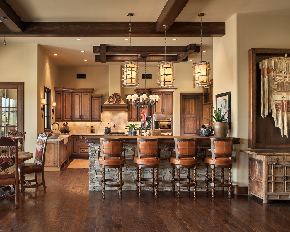 Foto di una cucina stile americano con lavello stile country, ante con riquadro incassato, ante in legno scuro, paraspruzzi beige, elettrodomestici neri, parquet scuro e pavimento marrone