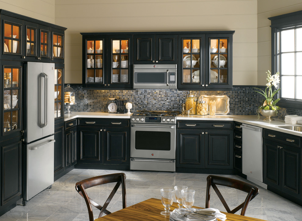 Inspiration för ett avskilt, mellanstort funkis u-kök, med en undermonterad diskho, luckor med upphöjd panel, svarta skåp, bänkskiva i kvartsit, svart stänkskydd, stänkskydd i stenkakel, rostfria vitvaror och marmorgolv
