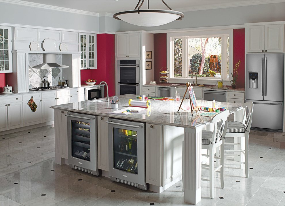 Foto på ett mellanstort vintage kök, med en undermonterad diskho, luckor med upphöjd panel, vita skåp, marmorbänkskiva, vitt stänkskydd, stänkskydd i stenkakel, rostfria vitvaror, marmorgolv och en köksö