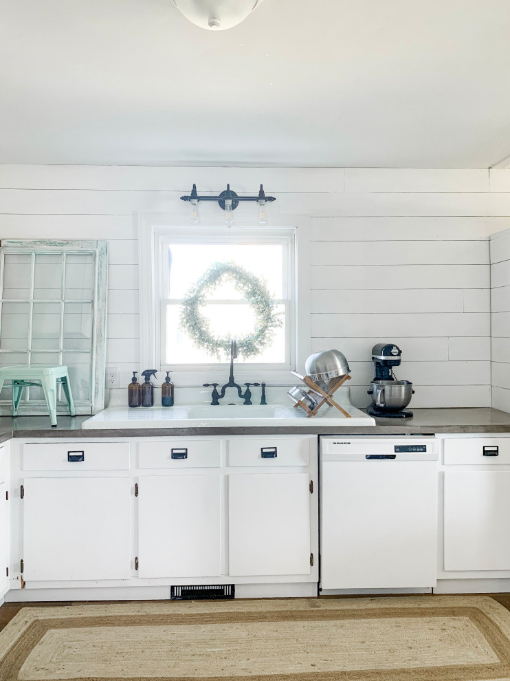 Ejemplo de cocinas en L de estilo de casa de campo con armarios con paneles lisos y puertas de armario blancas