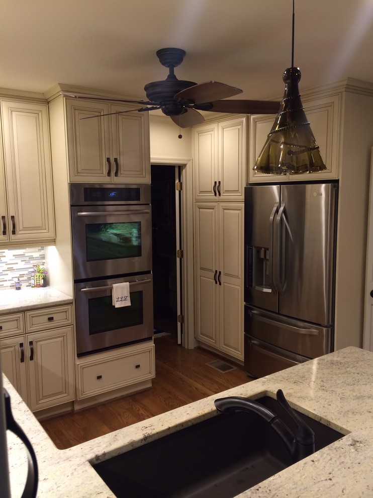 Bild på ett stort vintage kök, med en nedsänkt diskho, luckor med upphöjd panel, vita skåp, bänkskiva i koppar, flerfärgad stänkskydd, stänkskydd i tunnelbanekakel, rostfria vitvaror och mörkt trägolv