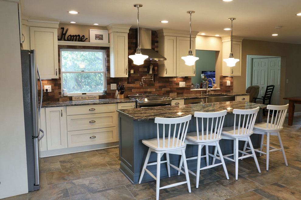 Foto på ett mellanstort rustikt kök, med en rustik diskho, luckor med infälld panel, vita skåp, granitbänkskiva, stänkskydd i tegel, rostfria vitvaror, en köksö, vitt golv och tegelgolv