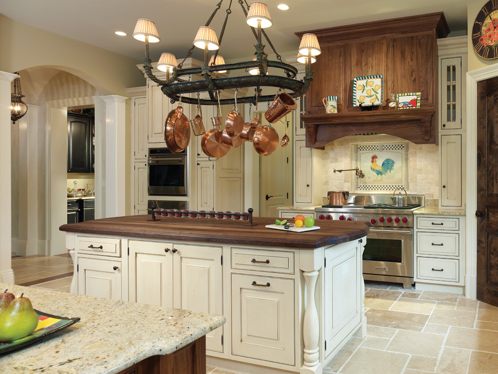 Foto de cocina clásica con encimera de granito y electrodomésticos de acero inoxidable