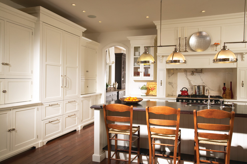 Стильный дизайн: кухня в классическом стиле с фасадами в стиле шейкер, белыми фасадами, белым фартуком и техникой под мебельный фасад - последний тренд
