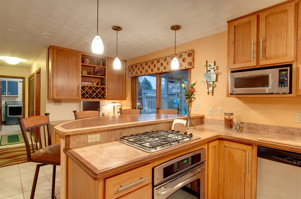 Exempel på ett mellanstort klassiskt kök, med en dubbel diskho, luckor med infälld panel, skåp i ljust trä, bänkskiva i koppar, beige stänkskydd, stänkskydd i sten, rostfria vitvaror, klinkergolv i keramik och brunt golv
