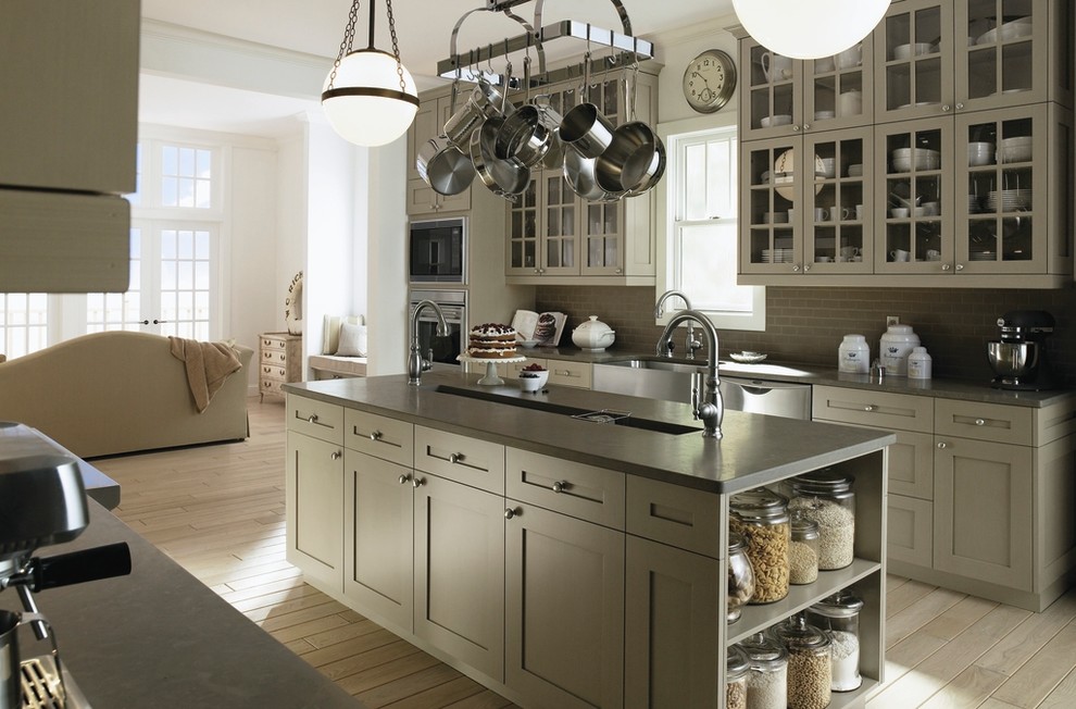 Klassisk inredning av ett kök, med en rustik diskho, öppna hyllor, beige skåp, bänkskiva i kvartsit, grått stänkskydd, stänkskydd i tunnelbanekakel och rostfria vitvaror