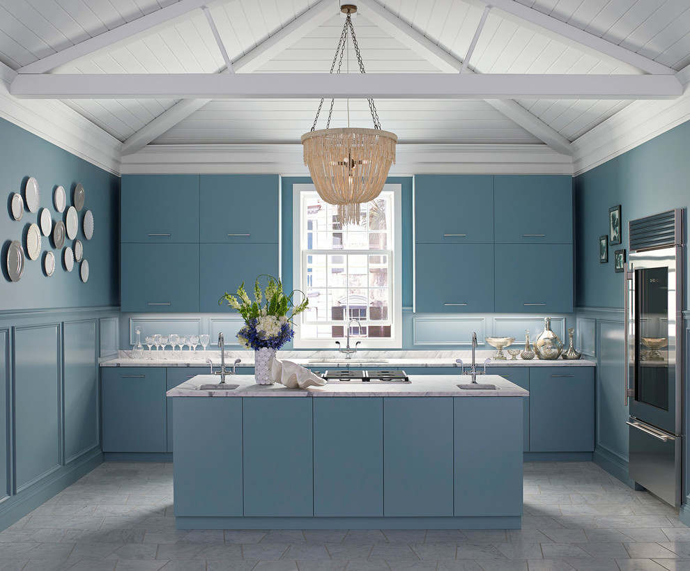 Inredning av ett modernt avskilt, mellanstort linjärt kök, med en undermonterad diskho, släta luckor, blå skåp, bänkskiva i kalksten, blått stänkskydd, stänkskydd i trä, rostfria vitvaror, klinkergolv i porslin, en köksö och vitt golv